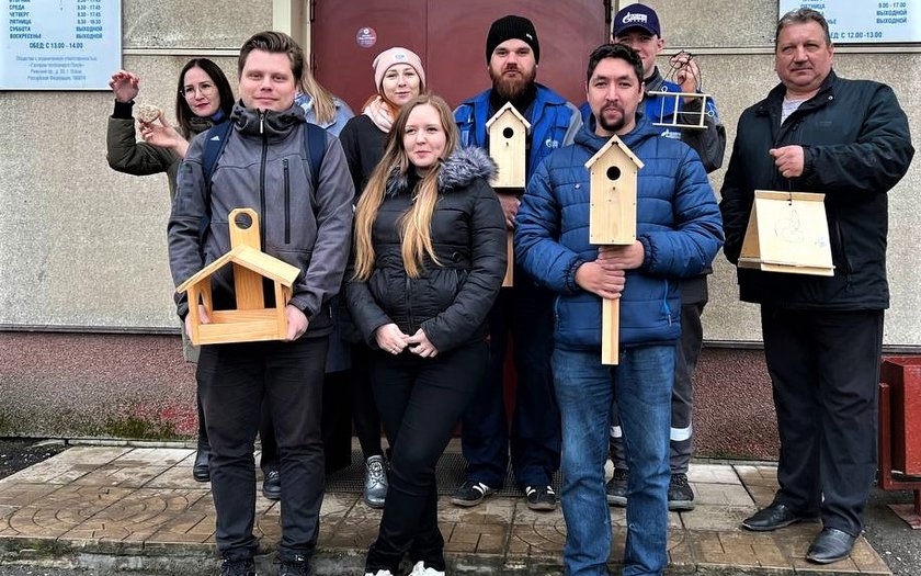 Псковские газовики изготовили скворечники и кормушки для зимующих птиц
